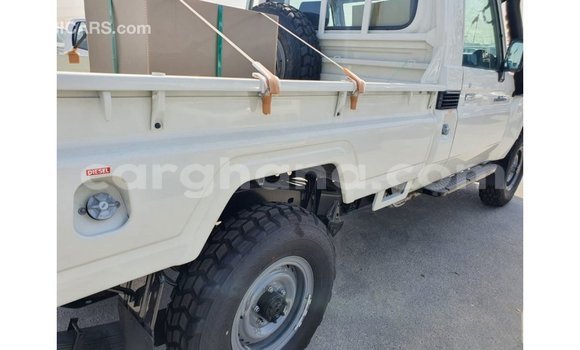 Sayi Imported Toyota Land Cruiser White Mota in Import - Dubai a Ashanti Sayi Imported Toyota Land Cruiser White Mota in Import - Dubai a Ashanti