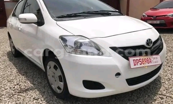Sayi Na hannu Toyota Yaris White Mota in Accra a Greater Accra