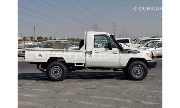 Sayi Imported Toyota Land Cruiser White Mota in Import - Dubai a Ashanti Sayi Imported Toyota Land Cruiser White Mota in Import - Dubai a Ashanti