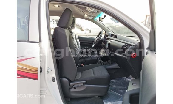 Sayi Imported Toyota Hilux White Mota in Import - Dubai a Ashanti Sayi Imported Toyota Hilux White Mota in Import - Dubai a Ashanti
