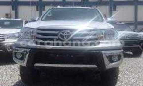 Sayi Na hannu Toyota Hilux Azurfa Mota in Accra a Greater Accra
