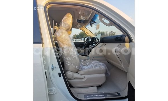 Sayi Imported Toyota Land Cruiser White Mota in Import - Dubai a Ashanti Sayi Imported Toyota Land Cruiser White Mota in Import - Dubai a Ashanti