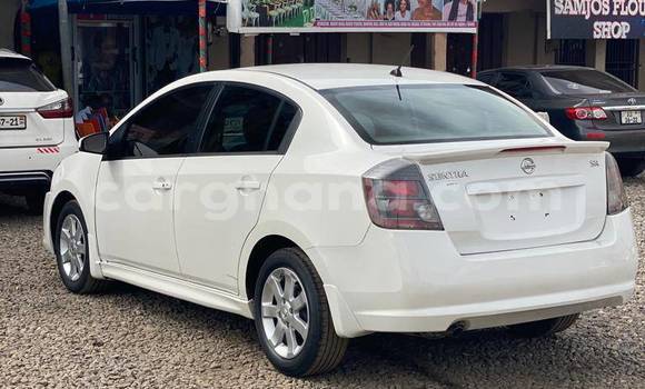 Ra Àlòkù Nissan Sentra funfun Ọkọ̀ in Accra ni Greater Accra Ra Àlòkù Nissan Sentra funfun Ọkọ̀ in Accra ni Greater Accra