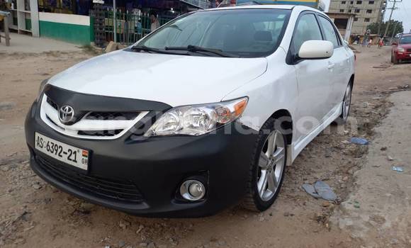 Sayi Na hannu Toyota Corolla White Mota in Accra a Greater Accra