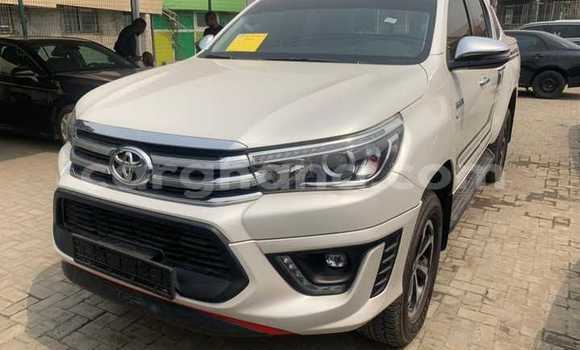 Sayi Na hannu Toyota Hilux White Mota in Accra a Greater Accra Sayi Na hannu Toyota Hilux White Mota in Accra a Greater Accra