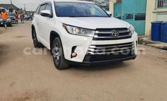 Sayi Na hannu Toyota Highlander White Mota in Accra a Greater Accra
