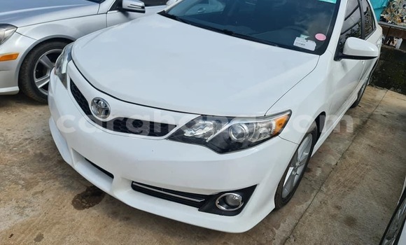 Ra Àlòkù Toyota Camry funfun Ọkọ̀ in Tema ni Greater Accra