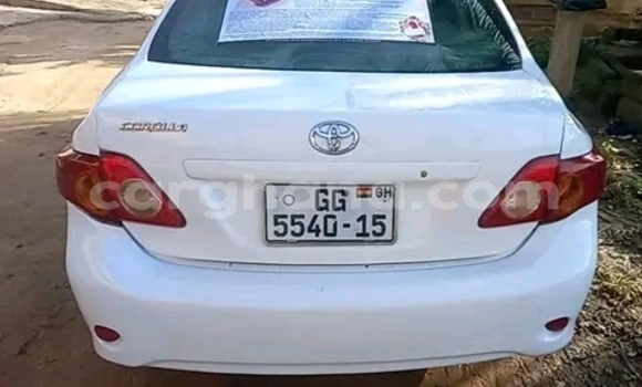 Sayi Na hannu Toyota Yaris White Mota in Accra a Greater Accra