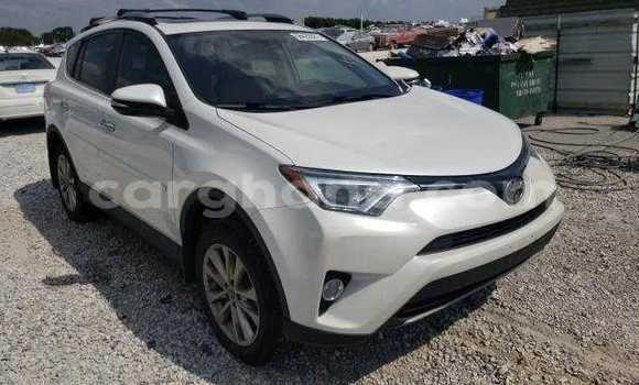 Ra Àlòkù Toyota RAV4 funfun Ọkọ̀ in Accra ni Greater Accra