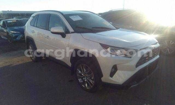 Ra Àlòkù Toyota RAV4 funfun Ọkọ̀ in Accra ni Greater Accra Ra Àlòkù Toyota RAV4 funfun Ọkọ̀ in Accra ni Greater Accra
