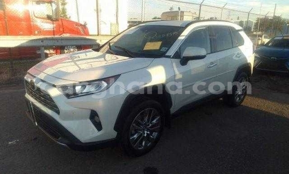 Ra Àlòkù Toyota RAV4 funfun Ọkọ̀ in Accra ni Greater Accra Ra Àlòkù Toyota RAV4 funfun Ọkọ̀ in Accra ni Greater Accra