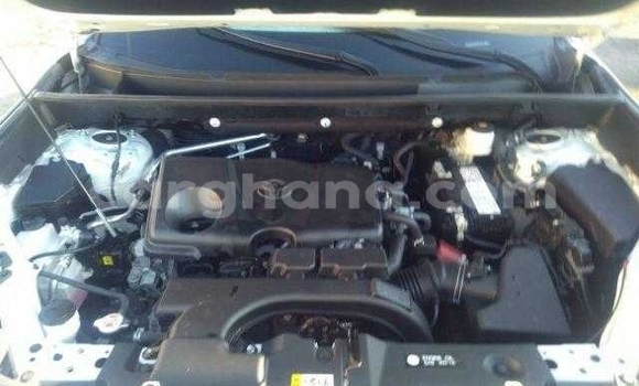 Ra Àlòkù Toyota RAV4 funfun Ọkọ̀ in Accra ni Greater Accra Ra Àlòkù Toyota RAV4 funfun Ọkọ̀ in Accra ni Greater Accra
