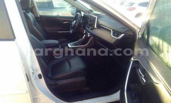 Ra Àlòkù Toyota RAV4 funfun Ọkọ̀ in Accra ni Greater Accra Ra Àlòkù Toyota RAV4 funfun Ọkọ̀ in Accra ni Greater Accra