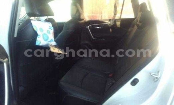 Ra Àlòkù Toyota RAV4 funfun Ọkọ̀ in Accra ni Greater Accra Ra Àlòkù Toyota RAV4 funfun Ọkọ̀ in Accra ni Greater Accra