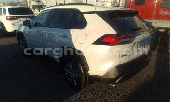 Ra Àlòkù Toyota RAV4 funfun Ọkọ̀ in Accra ni Greater Accra Ra Àlòkù Toyota RAV4 funfun Ọkọ̀ in Accra ni Greater Accra