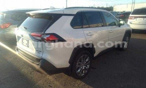 Ra Àlòkù Toyota RAV4 funfun Ọkọ̀ in Accra ni Greater Accra Ra Àlòkù Toyota RAV4 funfun Ọkọ̀ in Accra ni Greater Accra
