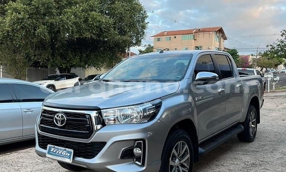 Sayi Na hannu Toyota Hilux Azurfa Mota in Accra a Greater Accra