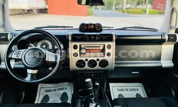 Sayi Imported Toyota FJ Cruiser Azurfa Mota in Abura a Tsakiya Sayi Imported Toyota FJ Cruiser Azurfa Mota in Abura a Tsakiya