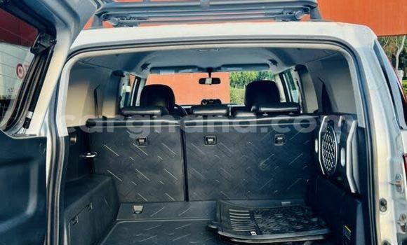 Sayi Imported Toyota FJ Cruiser Azurfa Mota in Abura a Tsakiya Sayi Imported Toyota FJ Cruiser Azurfa Mota in Abura a Tsakiya