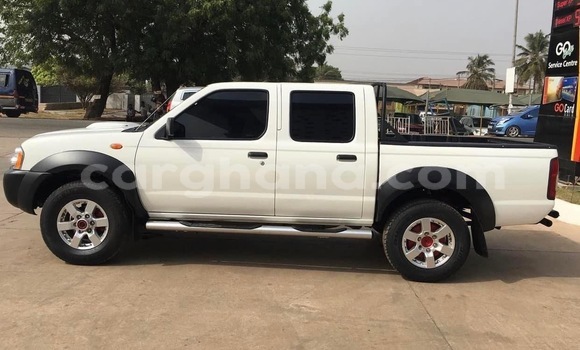Buy Used Nissan NP 300 White Car in Accra in Greater Accra Buy Used Nissan NP 300 White Car in Accra in Greater Accra