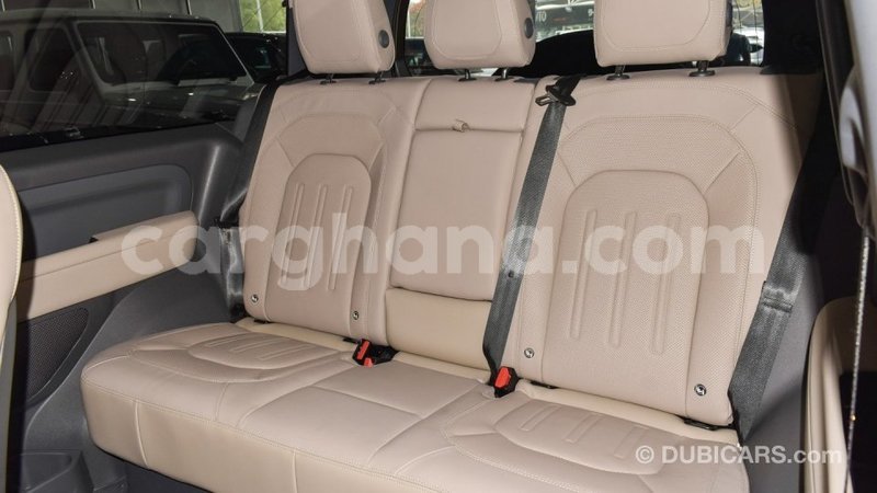 Big with watermark land rover defender ashanti import dubai 44600