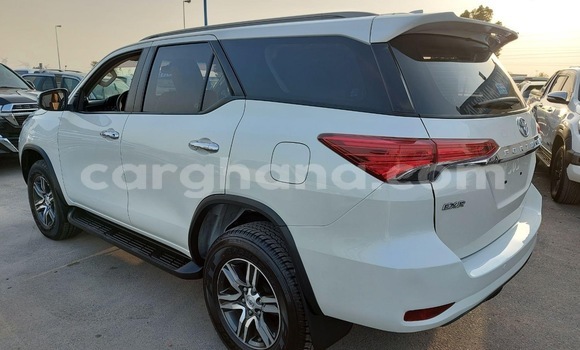Sayi Na hannu Toyota Fortuner White Mota in Accra a Greater Accra