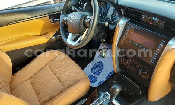 Ra Àlòkù Toyota Fortuner funfun Ọkọ̀ in Accra ni Greater Accra Ra Àlòkù Toyota Fortuner funfun Ọkọ̀ in Accra ni Greater Accra