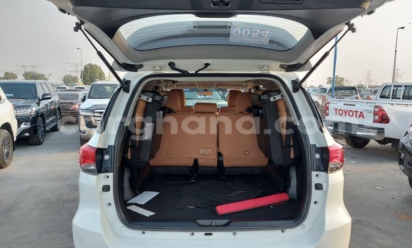 Ra Àlòkù Toyota Fortuner funfun Ọkọ̀ in Accra ni Greater Accra Ra Àlòkù Toyota Fortuner funfun Ọkọ̀ in Accra ni Greater Accra