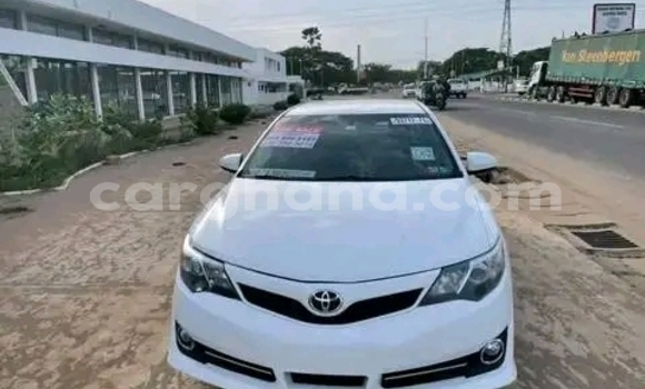 Ra Àlòkù Toyota Camry funfun Ọkọ̀ in Accra ni Greater Accra