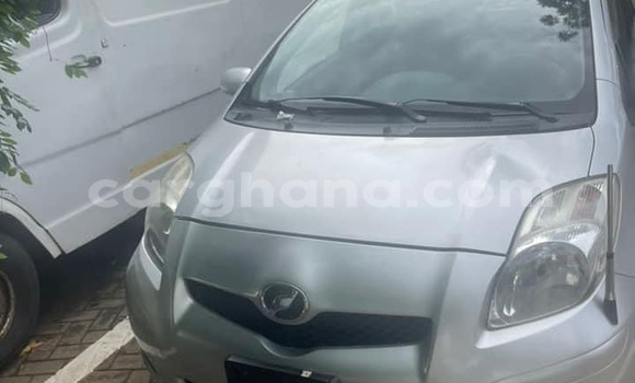 Sayi Na hannu Toyota Vitz Azurfa Mota in Accra a Greater Accra