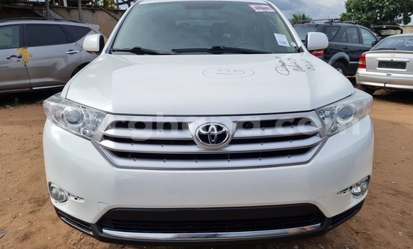Ra Àlòkù Toyota Highlander funfun Ọkọ̀ in Accra ni Greater Accra