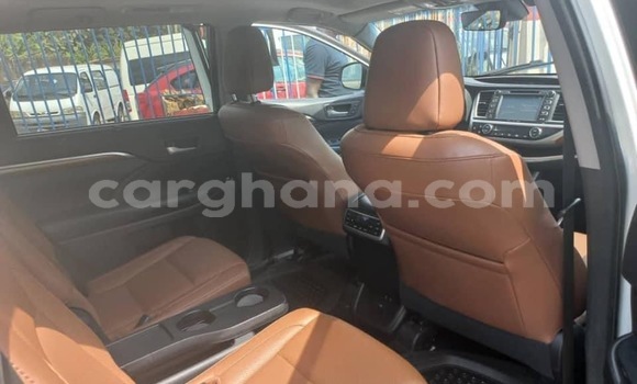 Ra Àlòkù Toyota Highlander funfun Ọkọ̀ in Accra ni Greater Accra Ra Àlòkù Toyota Highlander funfun Ọkọ̀ in Accra ni Greater Accra