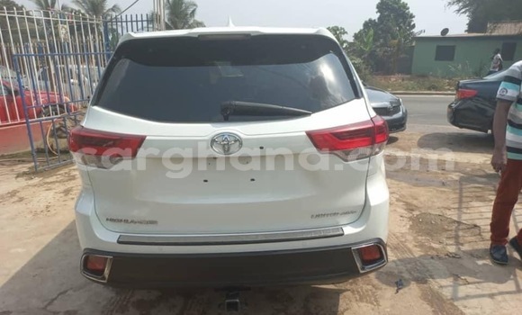 Ra Àlòkù Toyota Highlander funfun Ọkọ̀ in Accra ni Greater Accra Ra Àlòkù Toyota Highlander funfun Ọkọ̀ in Accra ni Greater Accra