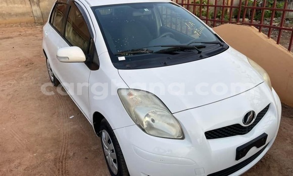 Ra Àlòkù Toyota Vitz funfun Ọkọ̀ in Tema ni Greater Accra