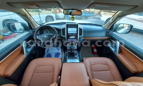 Ra Àlòkù Toyota Land Cruiser funfun Ọkọ̀ in Tema ni Greater Accra Ra Àlòkù Toyota Land Cruiser funfun Ọkọ̀ in Tema ni Greater Accra