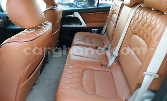 Ra Àlòkù Toyota Land Cruiser funfun Ọkọ̀ in Tema ni Greater Accra Ra Àlòkù Toyota Land Cruiser funfun Ọkọ̀ in Tema ni Greater Accra