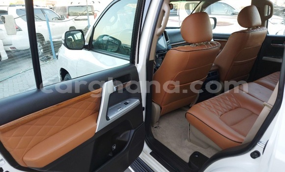 Ra Àlòkù Toyota Land Cruiser funfun Ọkọ̀ in Tema ni Greater Accra Ra Àlòkù Toyota Land Cruiser funfun Ọkọ̀ in Tema ni Greater Accra