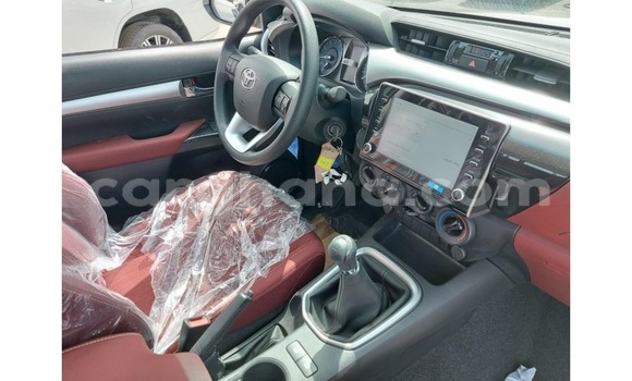 Sayi Na hannu Toyota Hilux White Mota in Tema a Greater Accra Sayi Na hannu Toyota Hilux White Mota in Tema a Greater Accra