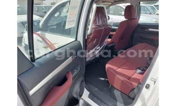 Sayi Na hannu Toyota Hilux White Mota in Tema a Greater Accra Sayi Na hannu Toyota Hilux White Mota in Tema a Greater Accra