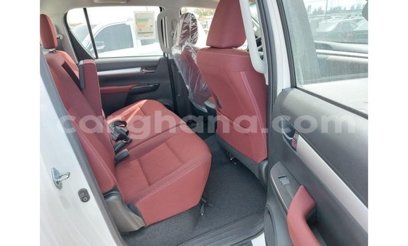 Sayi Na hannu Toyota Hilux White Mota in Tema a Greater Accra Sayi Na hannu Toyota Hilux White Mota in Tema a Greater Accra