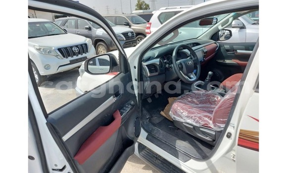 Sayi Na hannu Toyota Hilux White Mota in Tema a Greater Accra Sayi Na hannu Toyota Hilux White Mota in Tema a Greater Accra