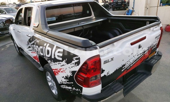 Ra Àlòkù Toyota Hilux funfun Ọkọ̀ in Tema ni Greater Accra Ra Àlòkù Toyota Hilux funfun Ọkọ̀ in Tema ni Greater Accra