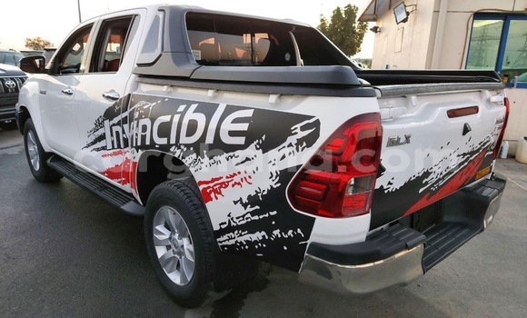 Ra Àlòkù Toyota Hilux funfun Ọkọ̀ in Tema ni Greater Accra Ra Àlòkù Toyota Hilux funfun Ọkọ̀ in Tema ni Greater Accra