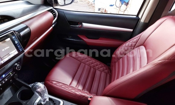 Ra Àlòkù Toyota Hilux funfun Ọkọ̀ in Tema ni Greater Accra Ra Àlòkù Toyota Hilux funfun Ọkọ̀ in Tema ni Greater Accra