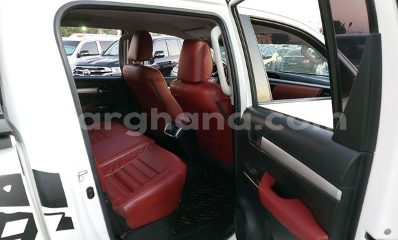 Ra Àlòkù Toyota Hilux funfun Ọkọ̀ in Tema ni Greater Accra Ra Àlòkù Toyota Hilux funfun Ọkọ̀ in Tema ni Greater Accra