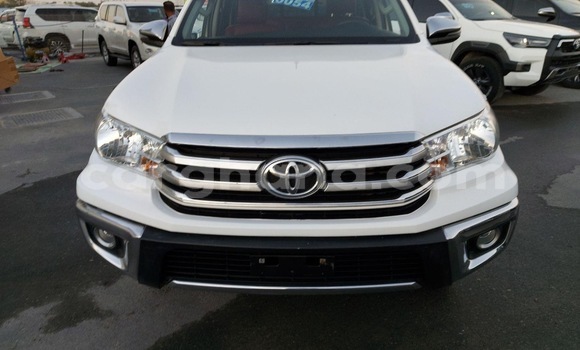 Ra Àlòkù Toyota Hilux funfun Ọkọ̀ in Tema ni Greater Accra Ra Àlòkù Toyota Hilux funfun Ọkọ̀ in Tema ni Greater Accra