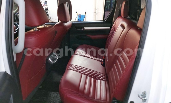 Ra Àlòkù Toyota Hilux funfun Ọkọ̀ in Tema ni Greater Accra Ra Àlòkù Toyota Hilux funfun Ọkọ̀ in Tema ni Greater Accra