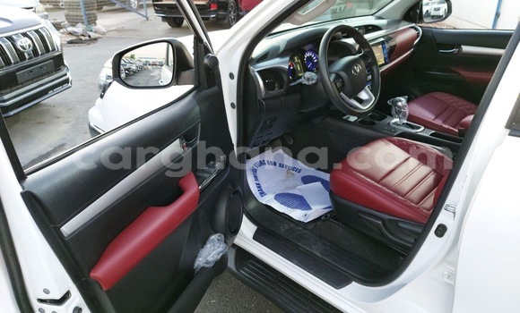 Ra Àlòkù Toyota Hilux funfun Ọkọ̀ in Tema ni Greater Accra Ra Àlòkù Toyota Hilux funfun Ọkọ̀ in Tema ni Greater Accra