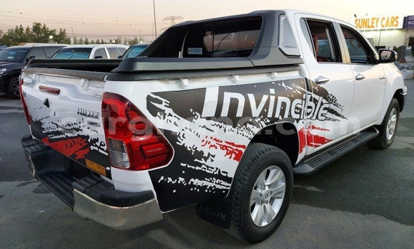 Ra Àlòkù Toyota Hilux funfun Ọkọ̀ in Tema ni Greater Accra Ra Àlòkù Toyota Hilux funfun Ọkọ̀ in Tema ni Greater Accra