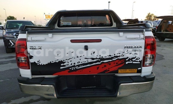 Ra Àlòkù Toyota Hilux funfun Ọkọ̀ in Tema ni Greater Accra Ra Àlòkù Toyota Hilux funfun Ọkọ̀ in Tema ni Greater Accra